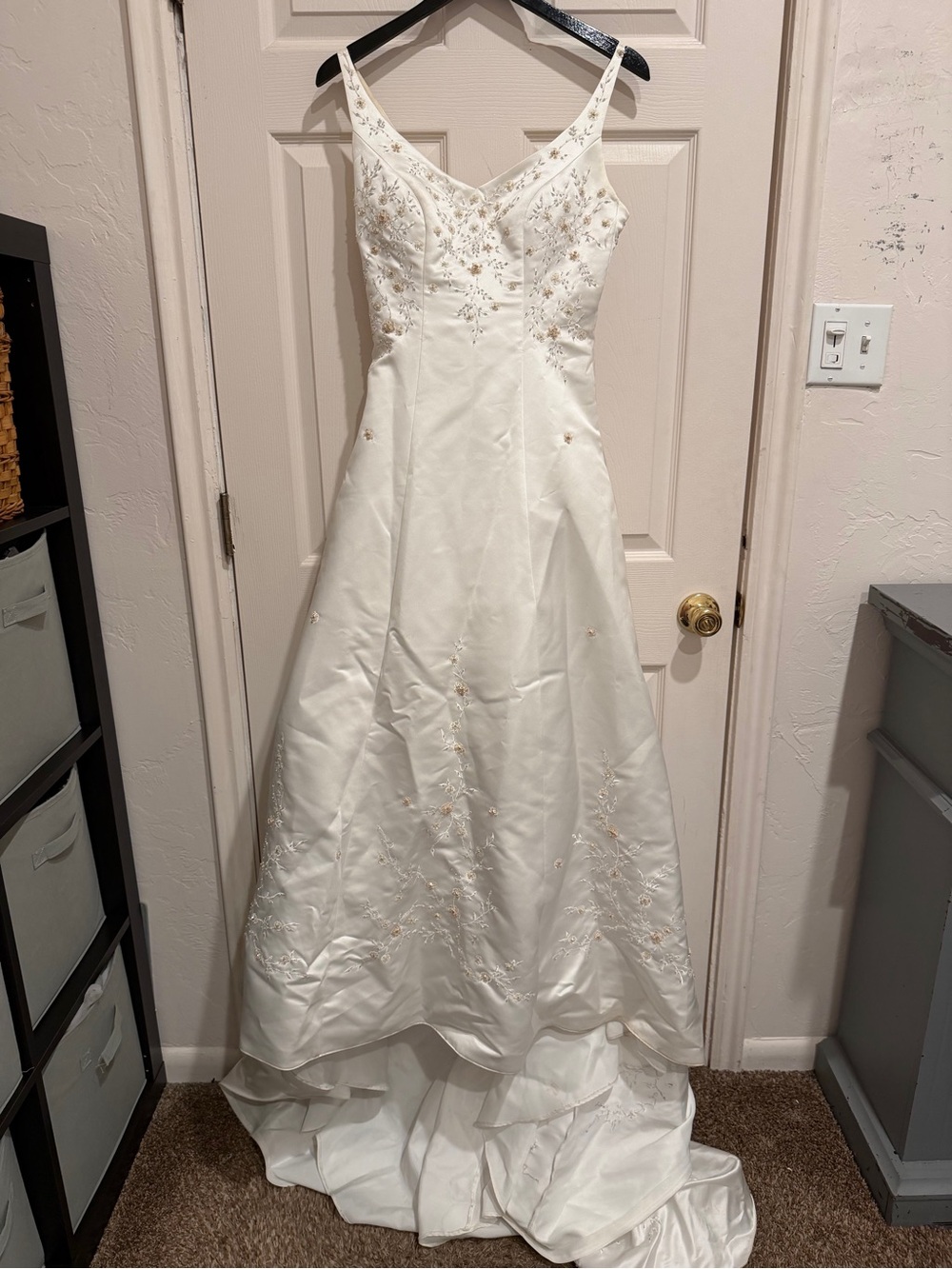 Elegant White Floral Embroidered Beaded V-Neck Strap Dress